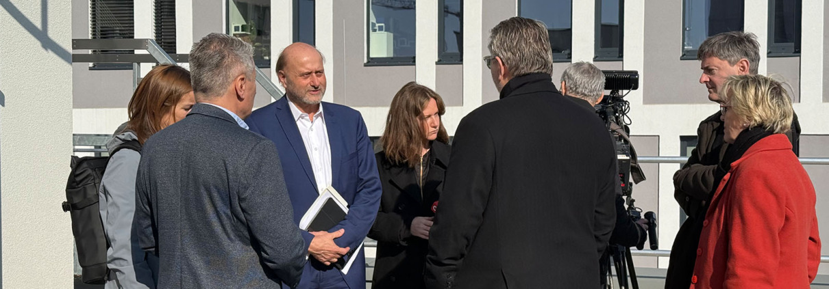 Gruppenfoto Medientermin Stationsgebäude Süd AKH Wien
