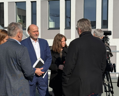 Gruppenfoto Medientermin Stationsgebäude Süd AKH Wien