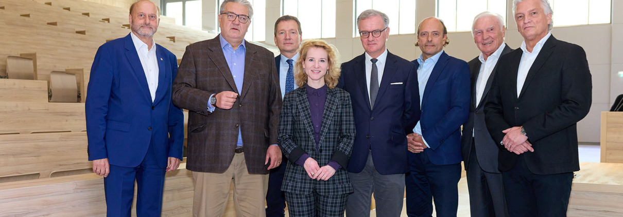 Gruppenfoto Fertigstellung des Center for Translational Medicine